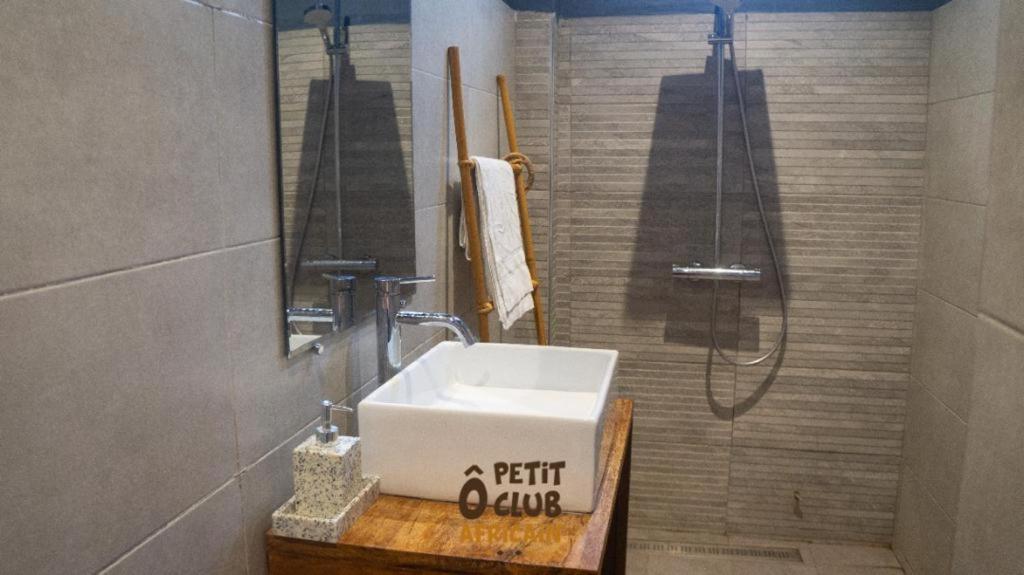 Bed and breakfast O Petit Club Africain Dakar Extérieur photo
